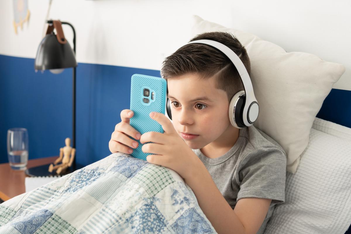 Túl sok a telefon? Így vezesd át gyermeked a képernyőmentes játékokra!